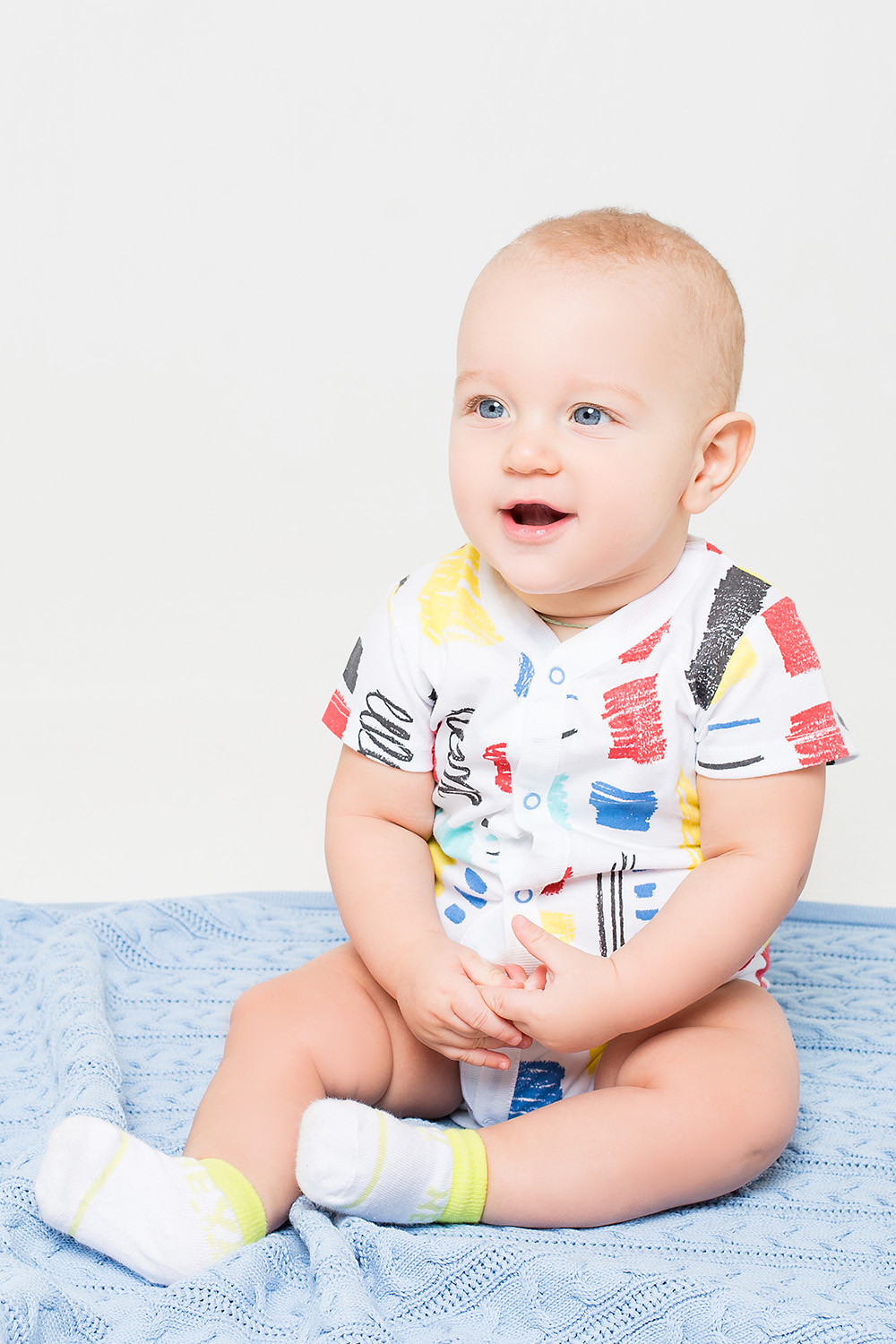 картинка Полукомбинезон для мальчика Crockid К 6216 цветные штрихи на белом от магазина детских товаров ALiSa