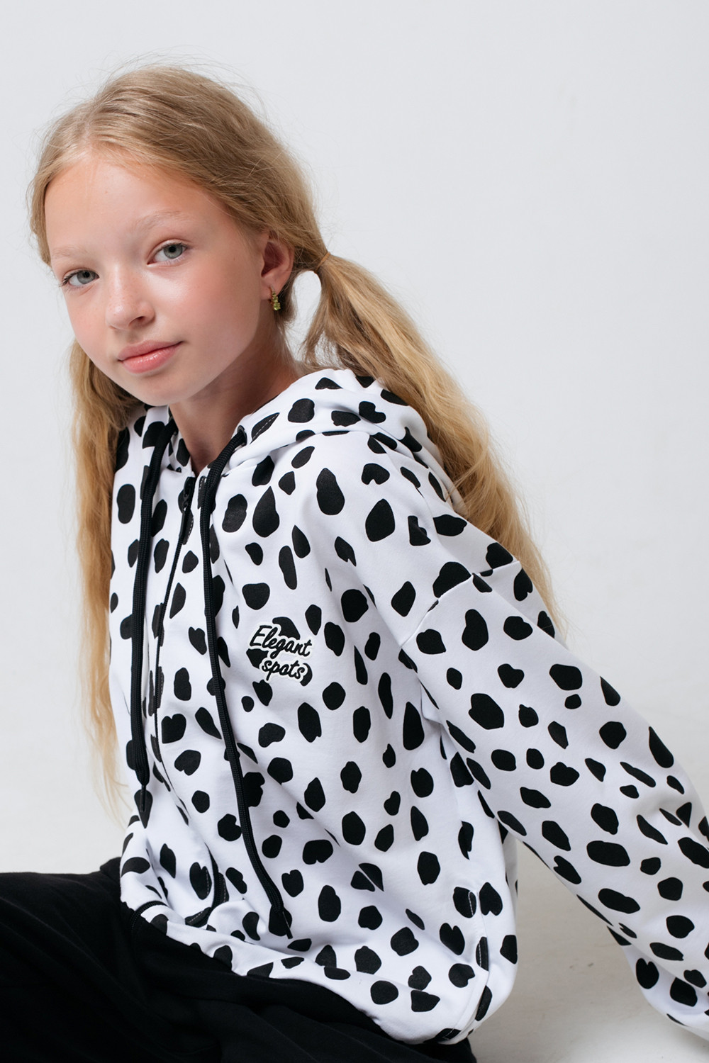 картинка Куртка для девочки КБ 301803 белый, пятна далматинца к65 от магазина детских товаров ALiSa