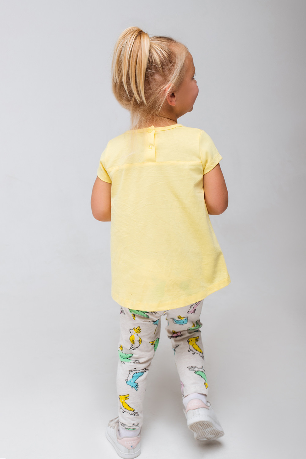 картинка Бриджи для девочки Crockid КР 4321 светло-бежевый меланж, цветные какаду к327 от магазина детских товаров ALiSa