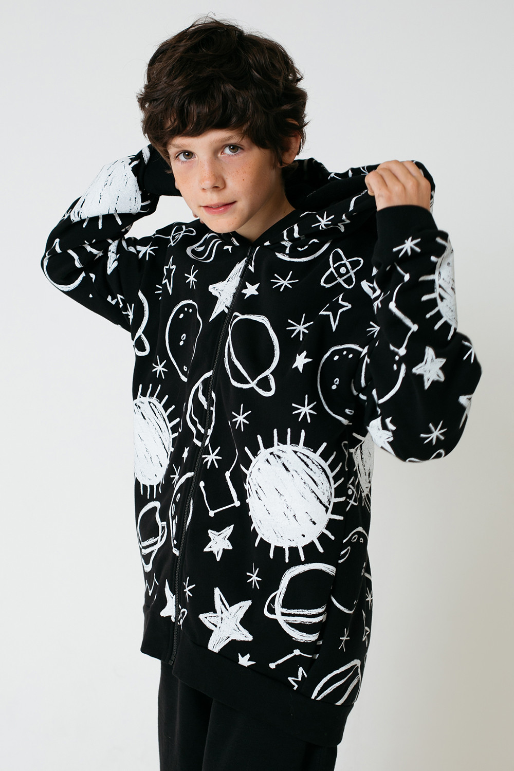 картинка Куртка для мальчика КБ 301542 черный, космос к56 от магазина детских товаров ALiSa