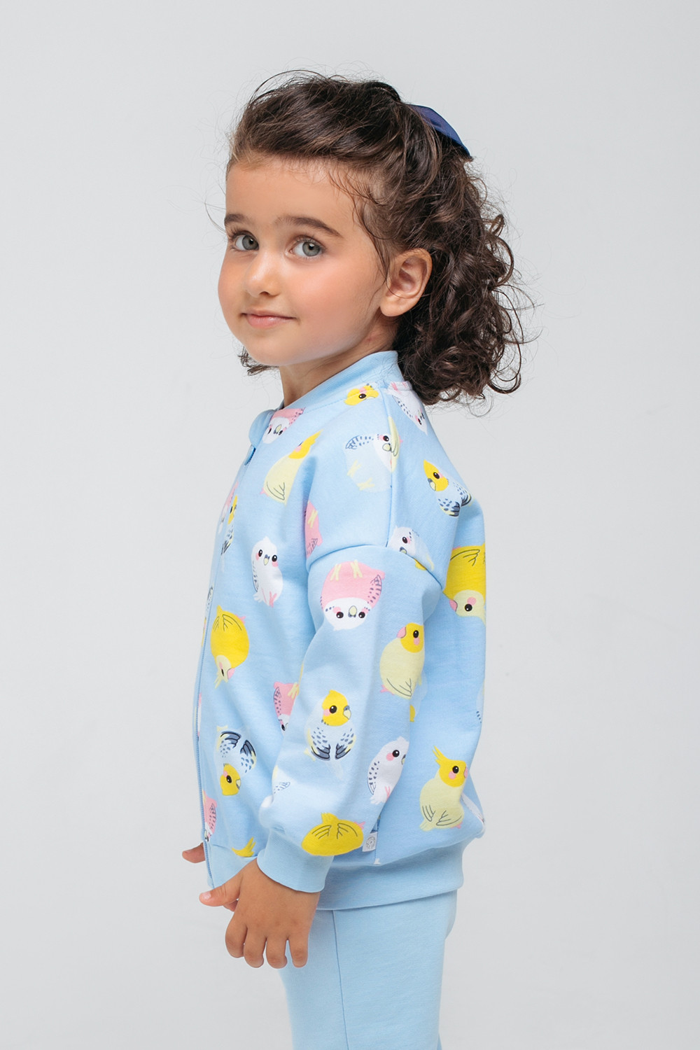 картинка Куртка для девочки Crockid КР 301670 небесный, цветные попугайчики к319 от магазина детских товаров ALiSa