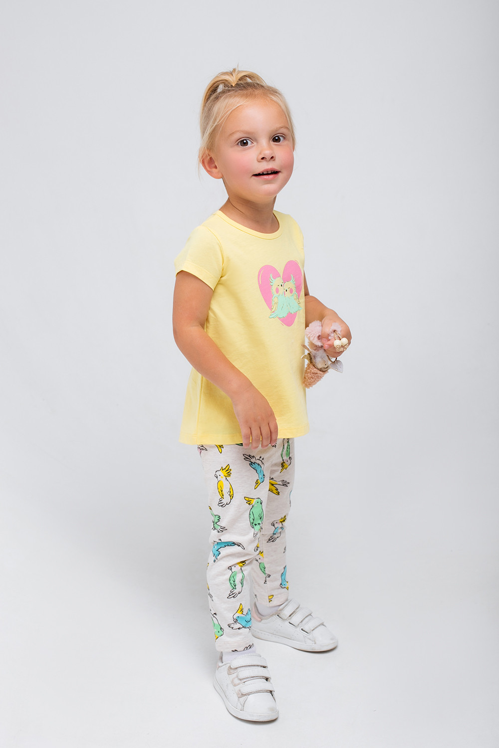 картинка Бриджи для девочки Crockid КР 4321 светло-бежевый меланж, цветные какаду к327 от магазина детских товаров ALiSa